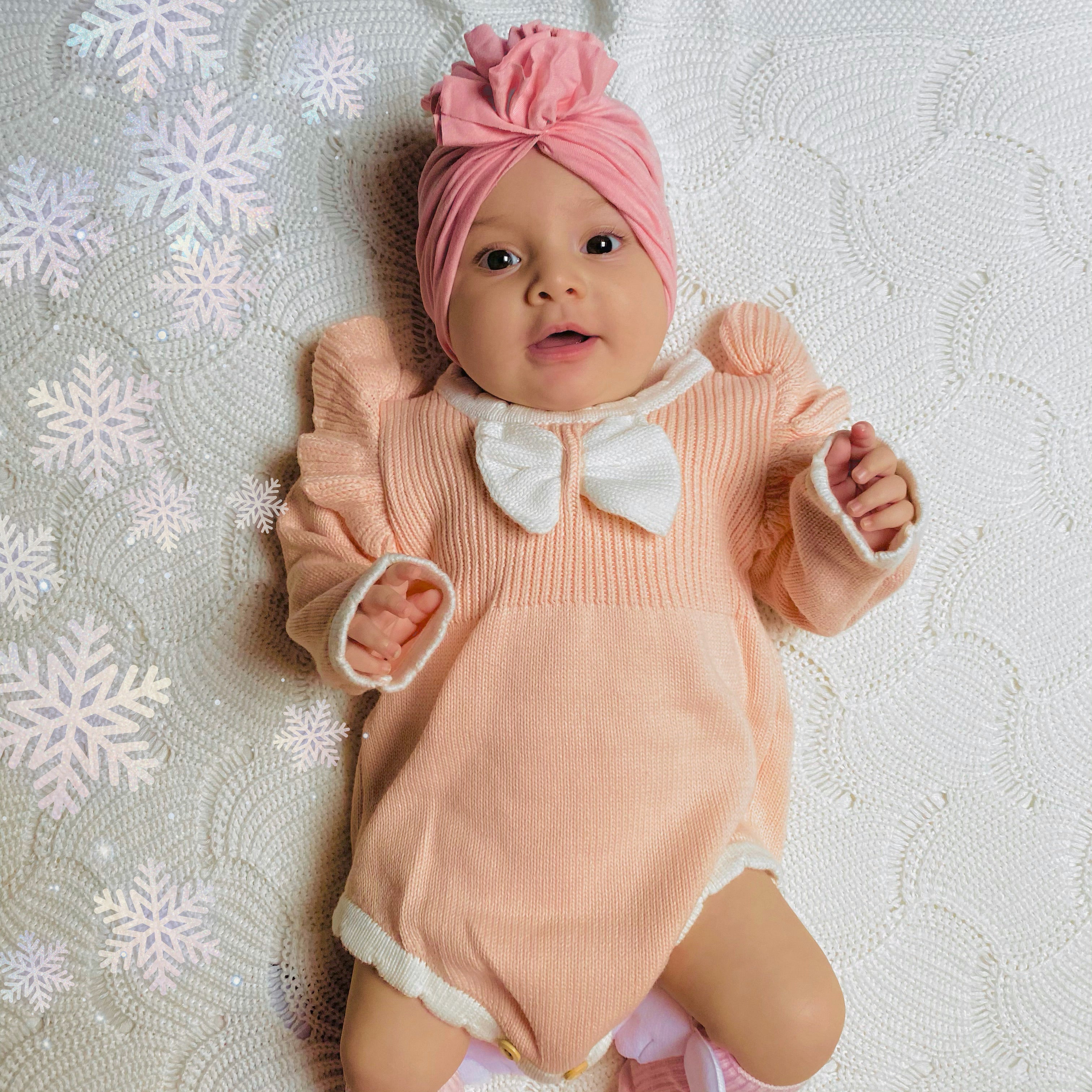 Pagliaccetto a maglia con volant e fiocco