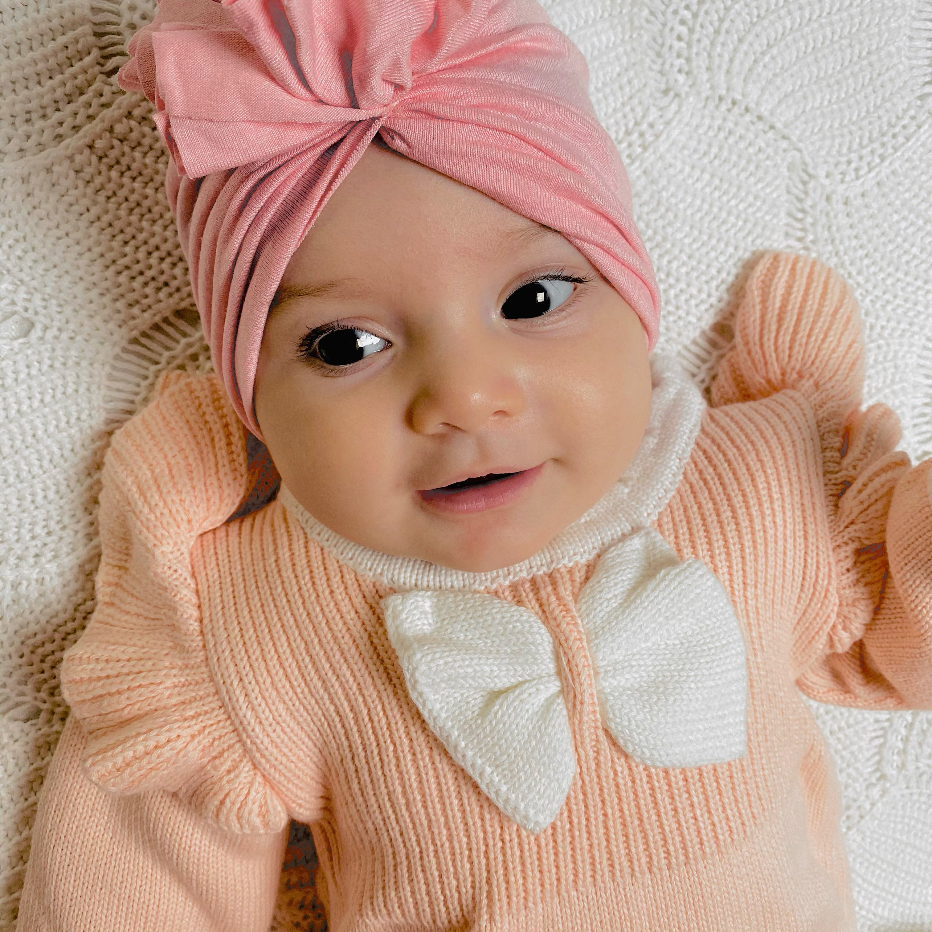 Pagliaccetto a maglia con volant e fiocco