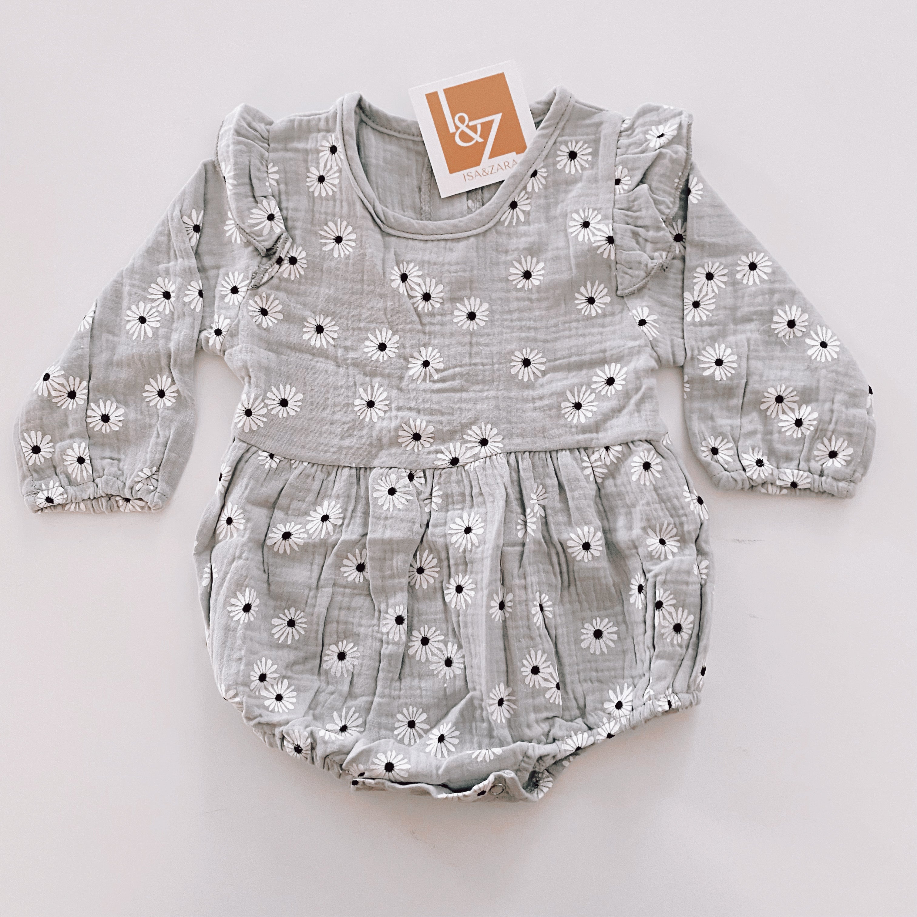 Pagliaccetto in mussola con margherite e rouches