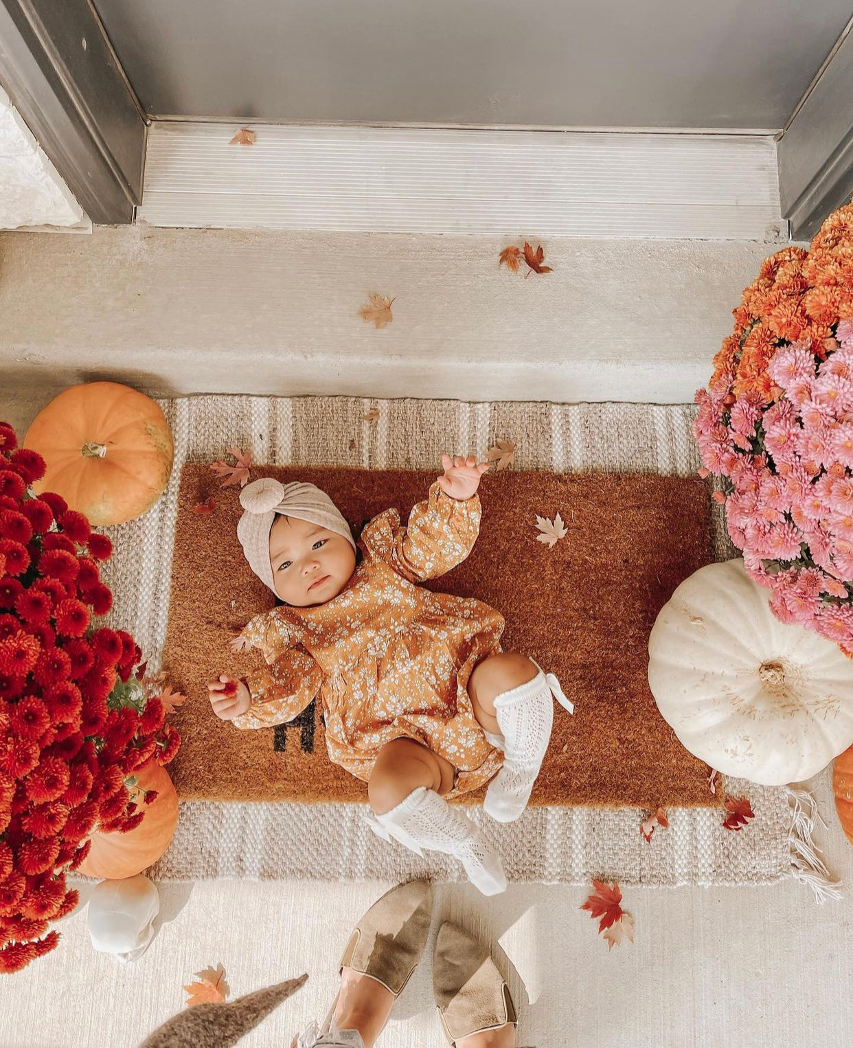Pagliaccetto manica lunga con fiorellini e rouches
