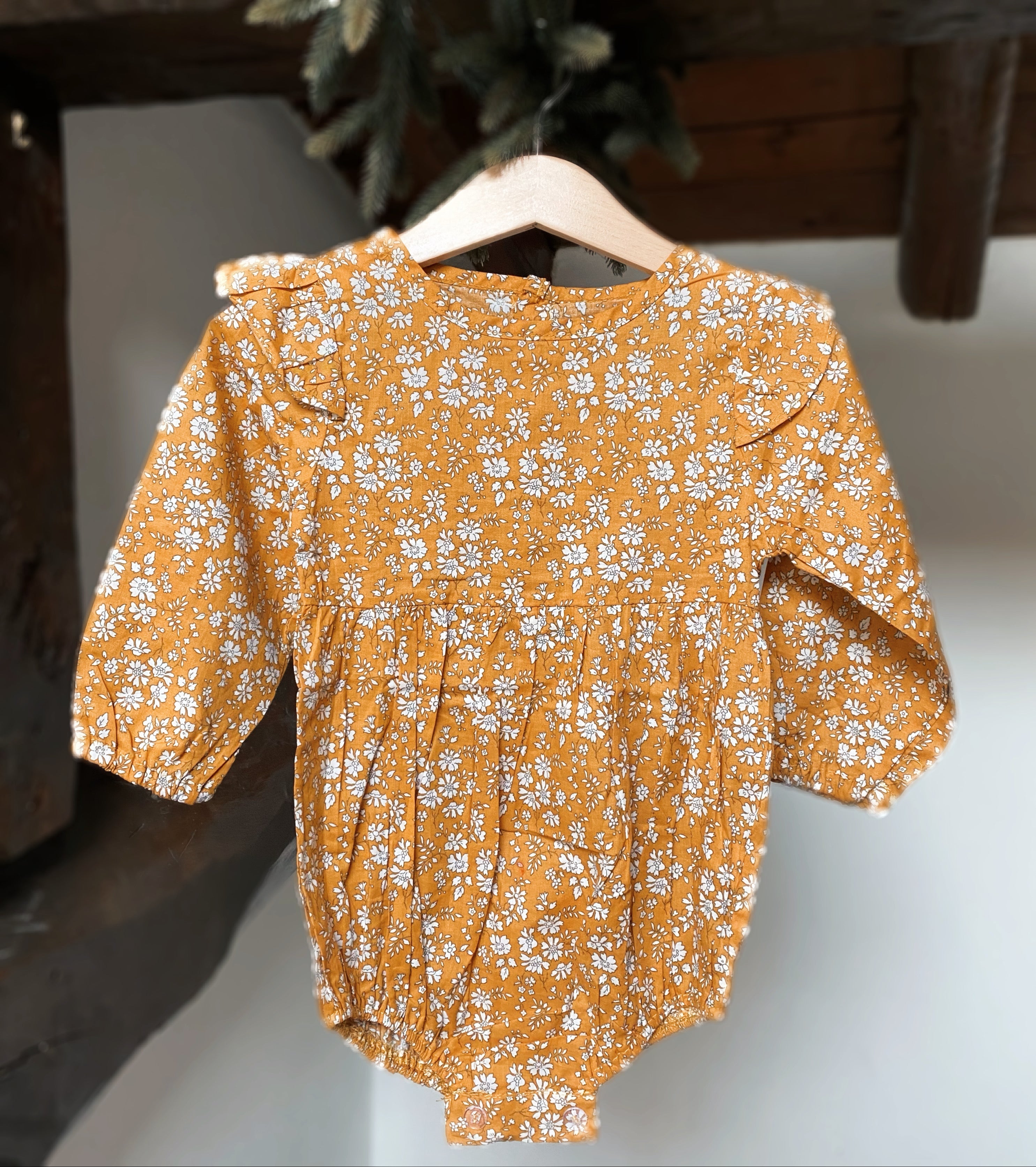 Pagliaccetto manica lunga con fiorellini e rouches