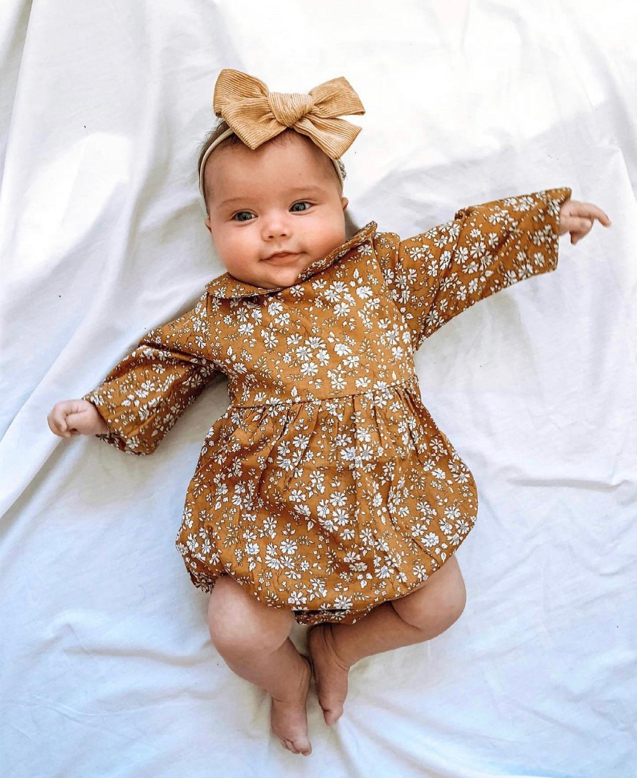 Pagliaccetto manica lunga con fiorellini e rouches