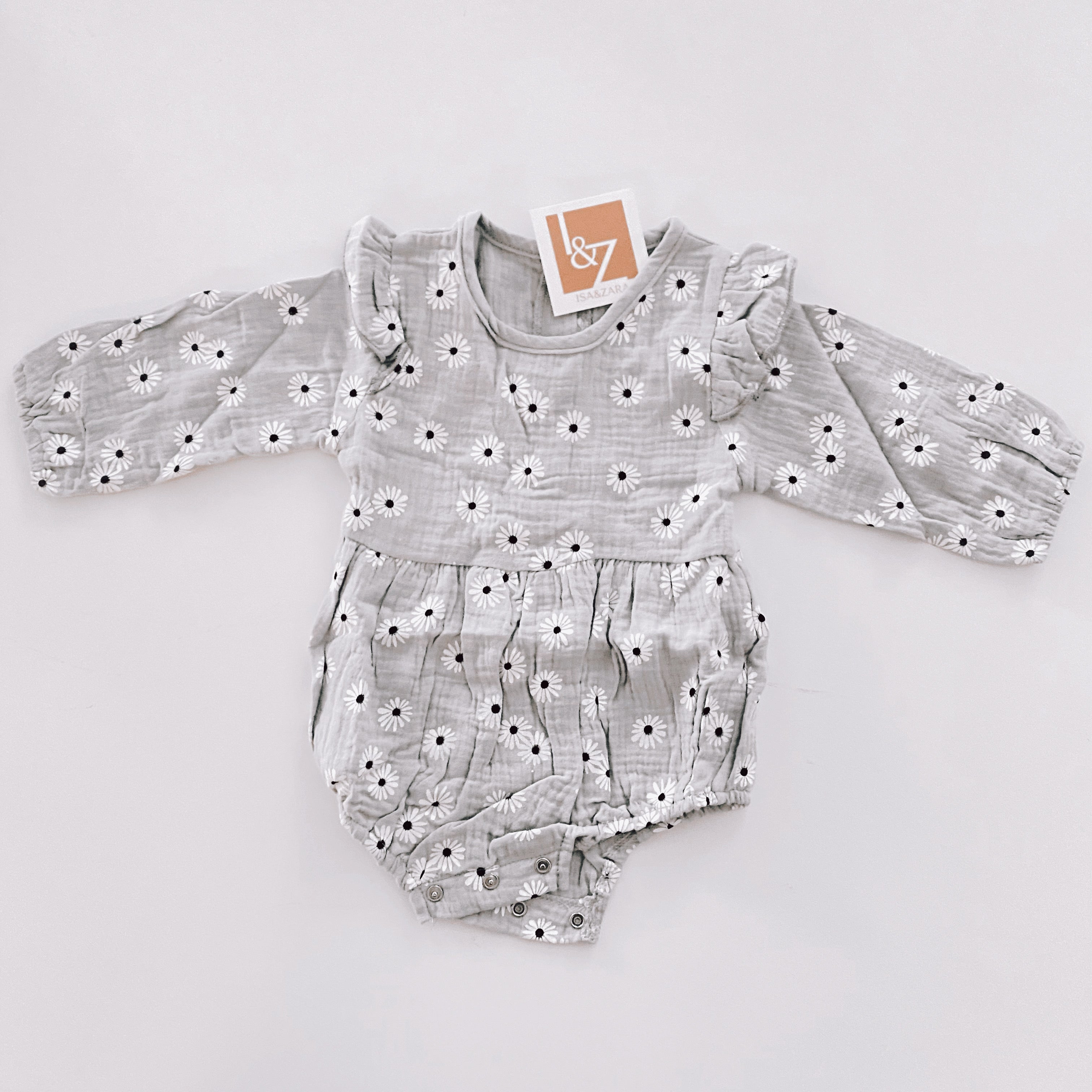 Pagliaccetto in mussola con margherite e rouches