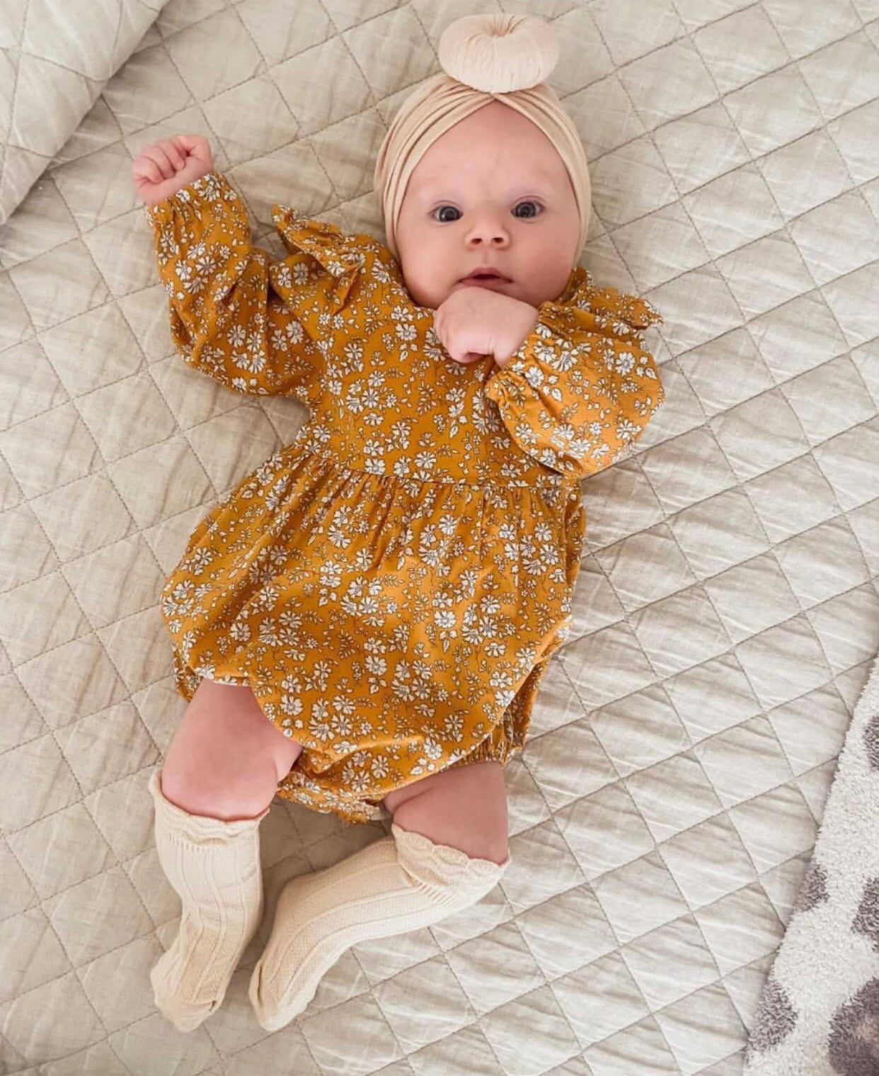 Pagliaccetto manica lunga con fiorellini e rouches