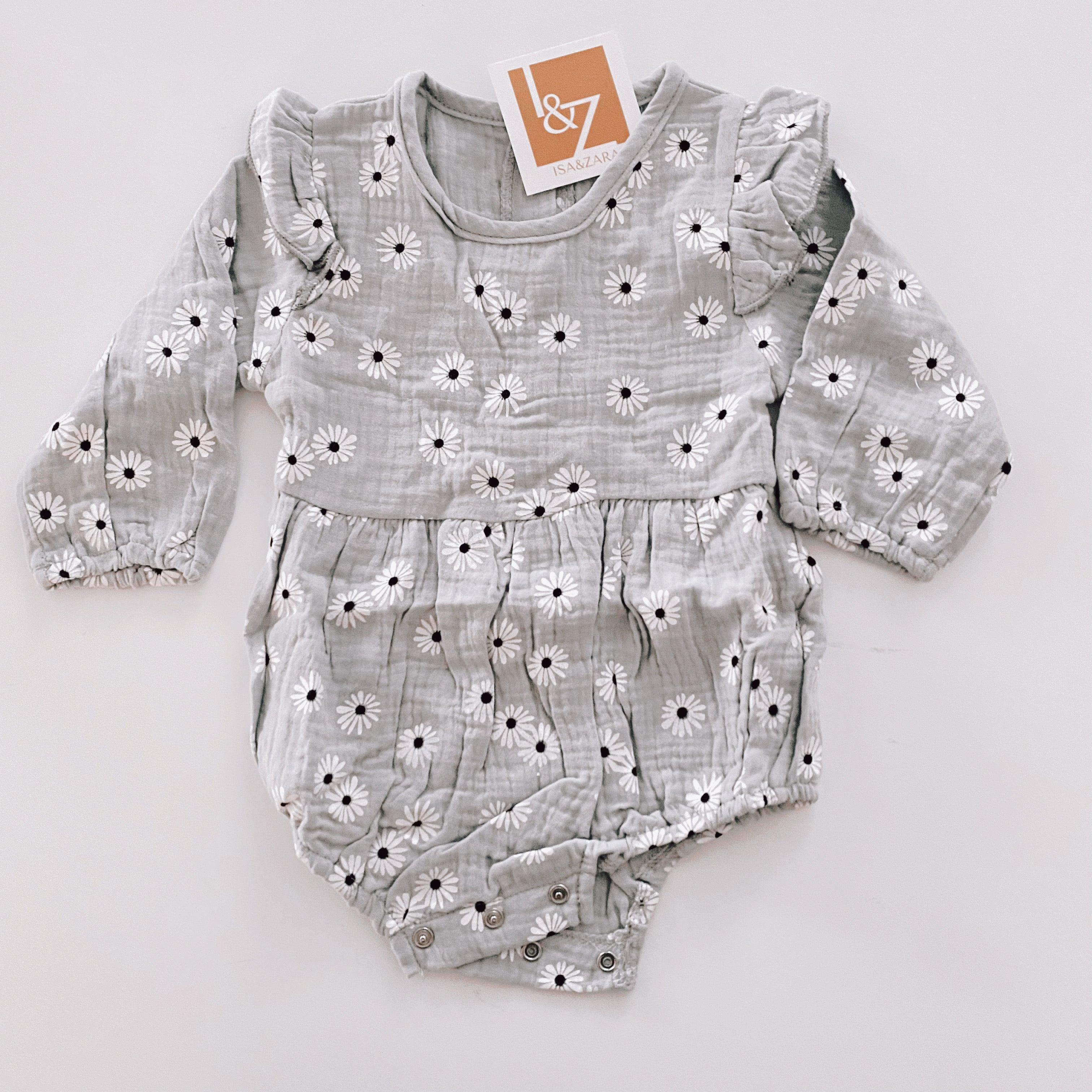 Pagliaccetto in mussola con margherite e rouches