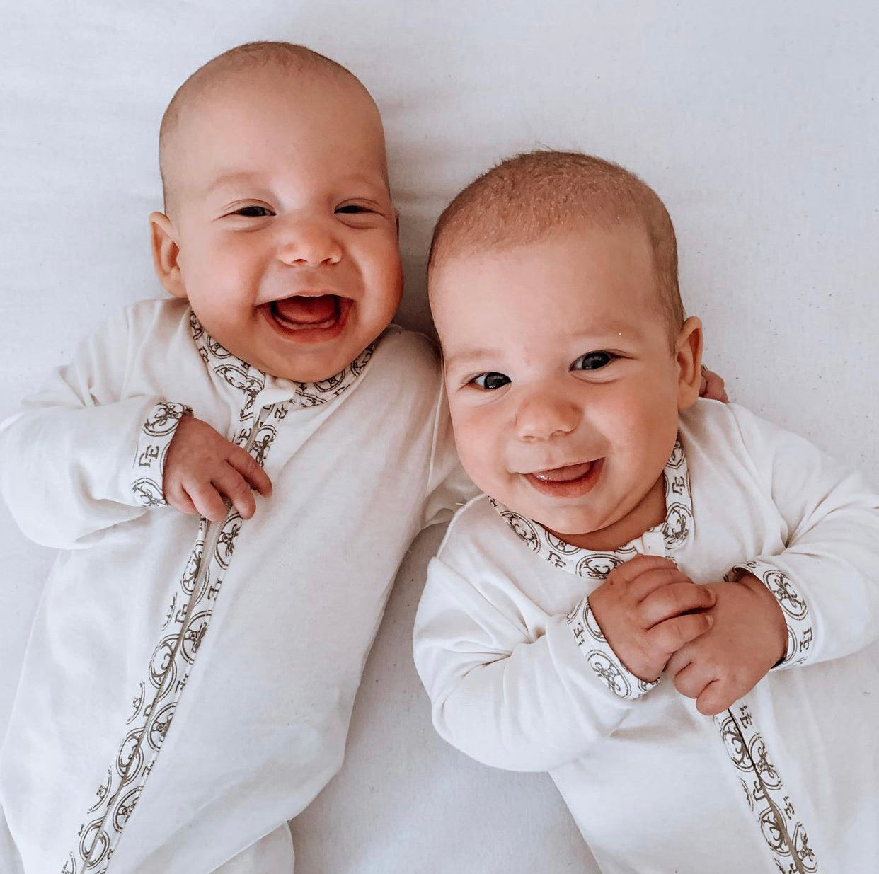 Tutina bianca senza piedini con zip